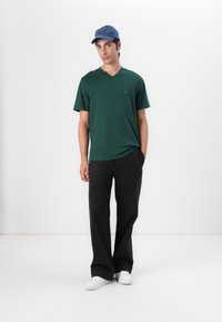 Tommy Hilfiger ESSENTIAL V NECK - Basic T-shirt - ornamental green