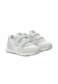 Sneaker bianche e grigio chiaro con materiali in suede e mesh. Cinghie in Velcro, logo triangolare e dettagli dorati sul tallone.