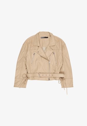 Bēša cropped ādas jaka ar plašiem atlokiem, priekšējām kabatām ar rāvējslēdzēju, asimetrisku rāvējslēdzēja aizdari un atbilstošu jostu viduklī.