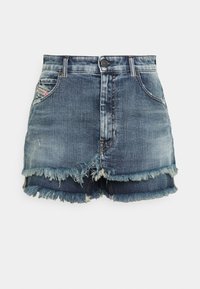 Denimshorts i en medelblå tvätt, med fransade kanter, två framfickor, knappstängning och en märkesetikett på midjebandet.