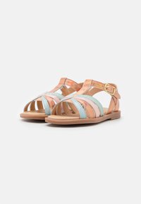 Sandalias para niños con tiras de cuero multicolores en rosa, naranja y azul, con dedos descubiertos y un cierre de hebilla en el lado.