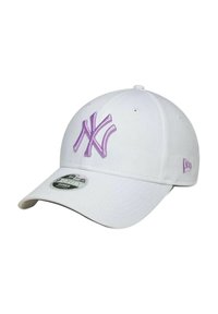 Casquette de baseball blanche avec un logo New York Yankees brodé en lavande sur le devant, dotée d'un bandeau intérieur rembourré noir et d'un visière incurvée.