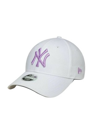 Gorra de béisbol blanca con un logo bordado en lavanda de los New York Yankees en la parte frontal, con una banda interior negra acolchada y un visera curvada.