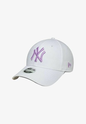 Casquette de baseball blanche avec un logo New York Yankees brodé en lavande sur le devant, dotée d'un bandeau intérieur rembourré noir et d'un visière incurvée.