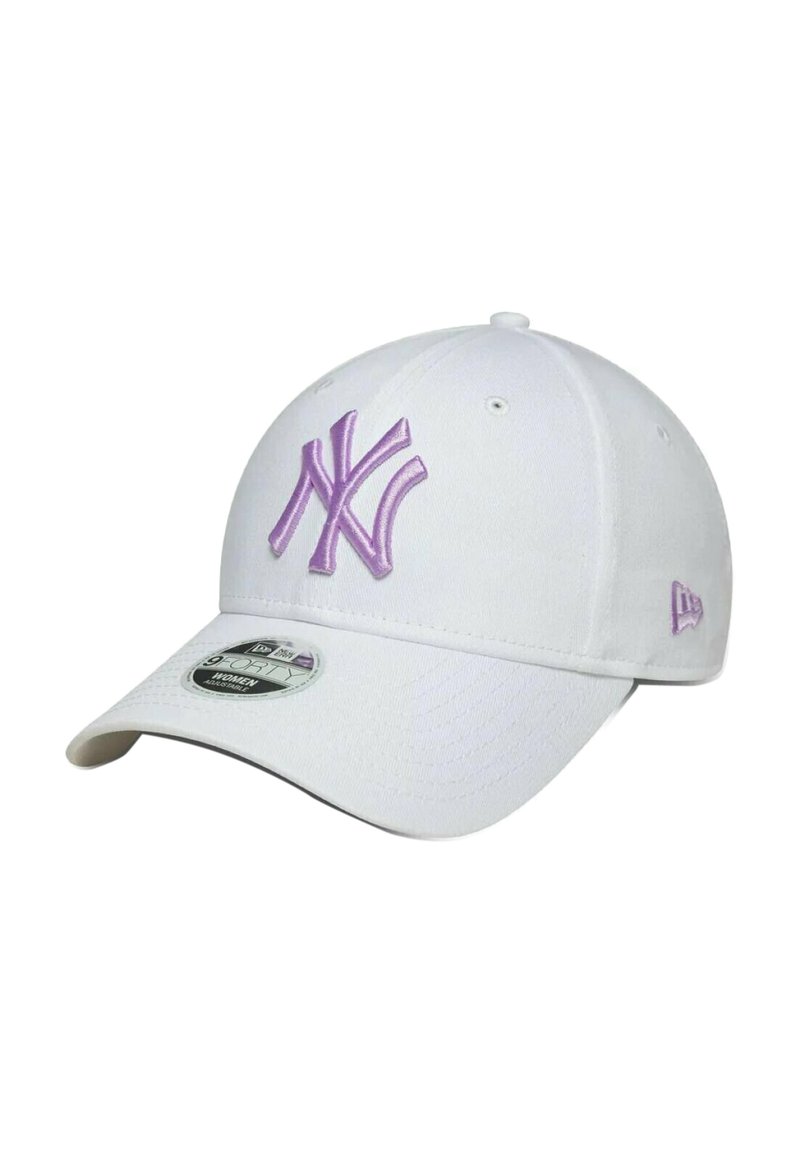 Casquette de baseball blanche avec un logo New York Yankees brodé en lavande sur le devant, dotée d'un bandeau intérieur rembourré noir et d'un visière incurvée.