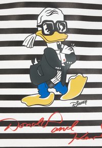 Sac en toile sur le thème des canards avec Dingo en smoking, portant des lunettes noires et un bec jaune sur un fond rayé noir et blanc. Le texte rouge en dessous indique "Donald et Karl."