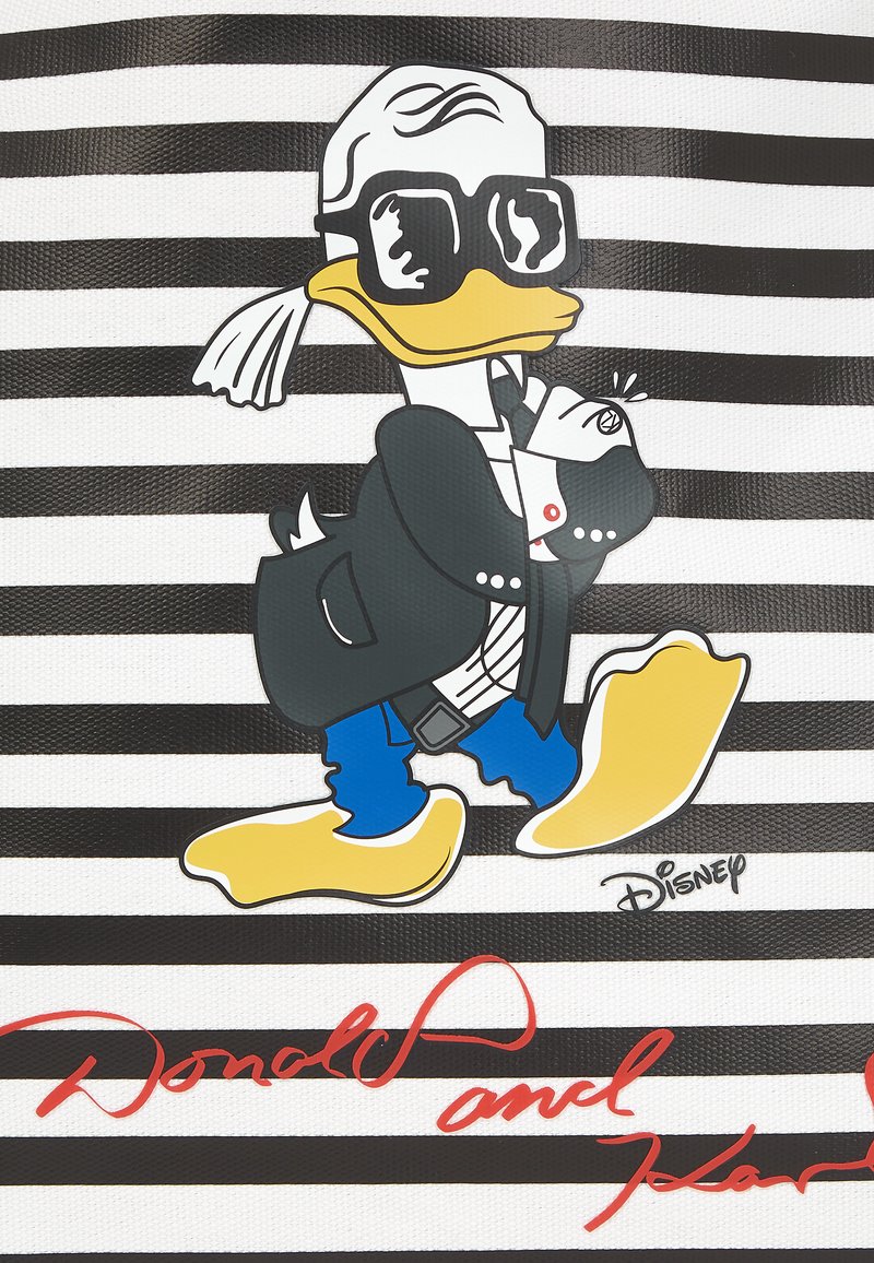 Einkaufsbeutel im Enten-Design mit Donald Duck im Smoking, schwarzen Brillen und gelbem Schnabel auf einem schwarz-weißen gestreiften Hintergrund. Roter Text darunter lautet "Donald und Karl."