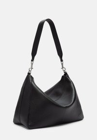 Czarna skórzana torba o unikalnym kształcie trójkąta. Posiada gładką teksturę, szeroki pasek oraz srebrne akcesoria do mocowania.