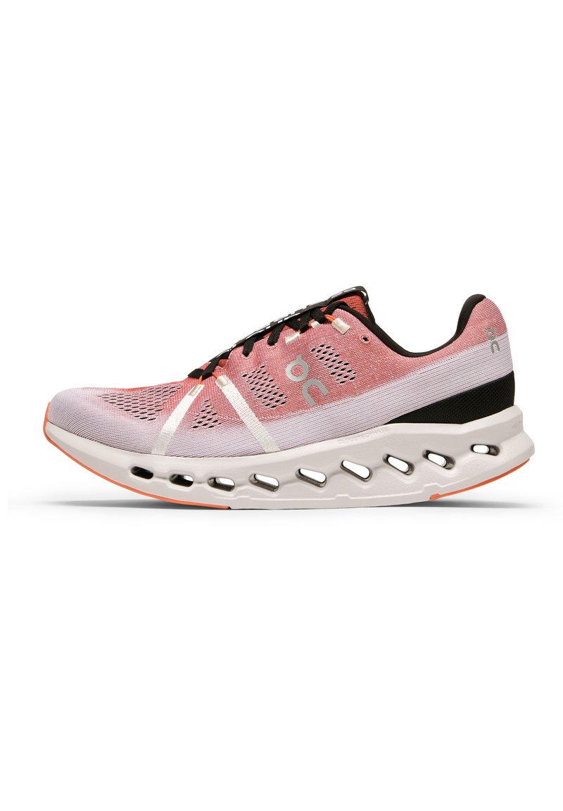 Helle rosa Sportschuh mit einem atmungsaktiven Mesh-Obermaterial, schwarzen Akzenten, einer dicken weißen Zwischensohle mit Belüftungslöchern und einer korallenfarbenen Außensohle.