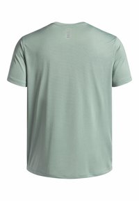 Camiseta de manga corta verde menta con textura suave, que presenta sutiles rayas horizontales y un acento vertical cerca del escote.