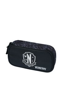 Černý pencil case s potiskem pavučiny, obsahující design štítu a emblém "N", s uzavíráním na zip a bílým textem "WEDNESDAY".