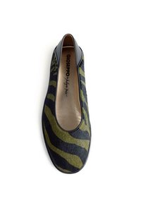 Scarpa piatta con un motivo a strisce zebrate verde e nero su tessuto morbido e texture. Bordo in pelle nera attorno all'apertura. Interno dorato.