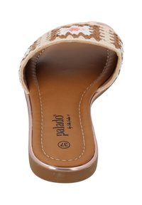 Sandalo scivolato intrecciato con una tomaia a motivo beige e marrone, soletta color nocciola, accenti in oro rosa e design con punta arrotondata.