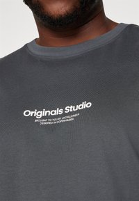 Jack & Jones JORVESTERBRO TEE CREW NECK - Nyomott mintás póló - forest river