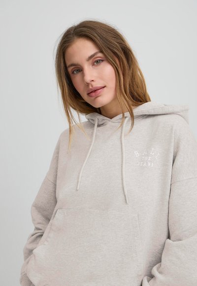 Svetlosivá mikina s kapucňou z mäkkého materiálu, so predným vreckom a sťahovacou šnúrkou, na ktorej je biele písanie "BALLY JEANS". Casual strih.