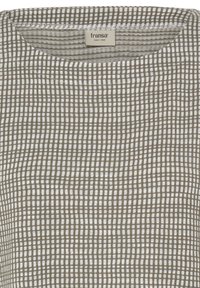 Zelený a bílý texturovaný top s mřížkovým vzorem, kulatým výstřihem a měkkou tkaninou. Na štítku je nápis "fransa", založeno v roce 1988.