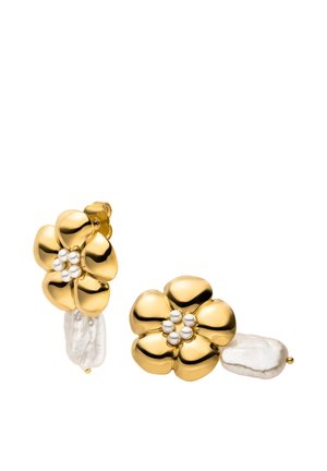 Goldene, blumenförmige Ohrringe mit fünf abgerundeten Blütenblättern, jeweils mit kleinen weißen Perlen in der Mitte und unregelmäßigen weißen Perltropfen, die darunter hängen.