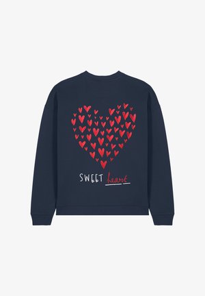 Marine sweatshirt met een groot rood hartpatroon en de tekst "SWEET heart" in wit en rood op de achterkant. Zacht materiaal, casual ontwerp.