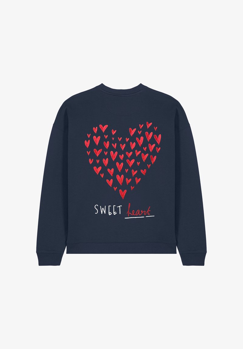 Marineblauer Sweatshirt mit großem roten Herzmuster und dem Text "SWEET heart" in Weiß und Rot auf dem Rücken. Weicher Stoff, lässiges Design.