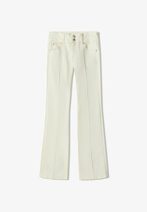 Pantaloni in denim bianchi a zampa d'elefante con una finitura testurizzata, dotati di due tasche frontali, due bottoni in vita e dettagli di cucitura visibili.