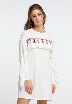 Rochie albă cu mâneci volan și ciucuri decorative în nuanța lavandei de-a lungul decolteului. Textură netedă, design până la genunchi.