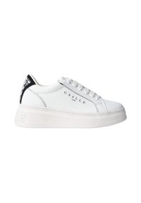 Sneaker bianca con tomaia in pelle liscia, suola in gomma spessa, accento nero sul tallone e strass decorativi sul retro. Logo del marchio visibile.