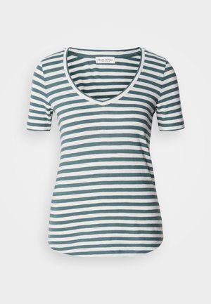Camiseta a rayas con cuello en V, mangas cortas, hecha de un tejido suave en tonos verde azulado y blanco con rayas horizontales, dobladillo curvado.