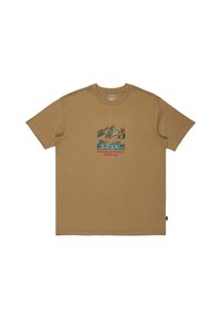 Jasnobrązowa koszulka z krótkim rękawem z grafiką góry i oceanu oraz czerwonym napisem "adventure division billabong" umieszczonym na środku klatki piersiowej.