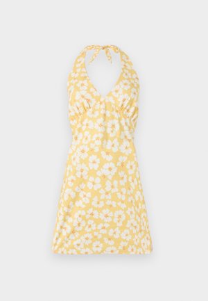 Vestido halter floral em amarelo com flores brancas e laranjas. Apresenta um decote em V, corpete ajustado e saia rodada. Textura suave.