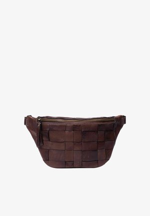 Braune Ledertasche mit gewebter Struktur, geschwungener Form, Reißverschluss und verstellbarem Riemen. Verfügt über einen dezenten Glanz und detaillierte Nähte.