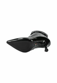 Stivaletto in vernice nera al ginocchio con punta affilata, suola in gomma texturizzata e dettaglio con cinturino regolabile sul lato.