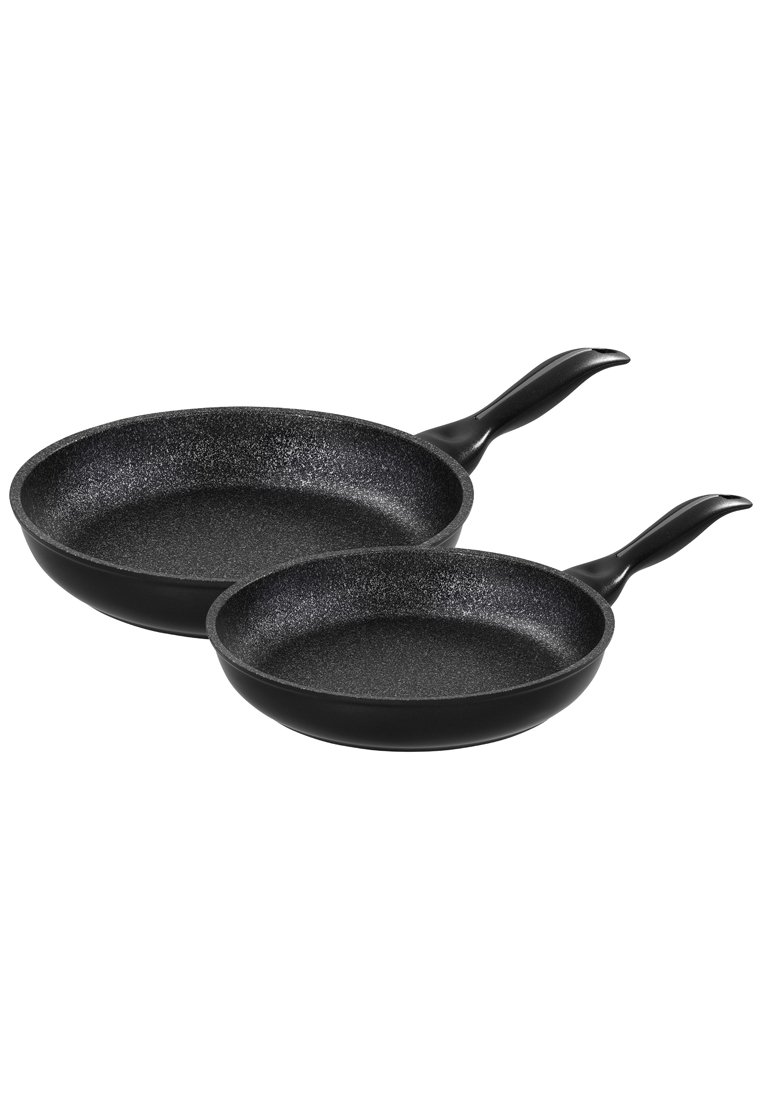 Zwei schwarze, antihaftbeschichtete Bratpfannen, eine größer als die andere, mit glatten, abgerundeten Kanten und ergonomischen Griffen. Die Oberfläche hat eine feine Sprenkelung.