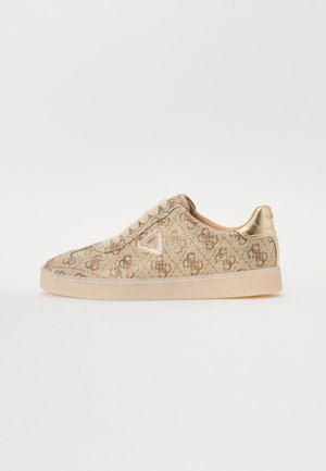 Sneaker beige con tessuto testurizzato caratterizzato da un delicato motivo con logo, punta arrotondata e un accento dorato sul tallone. Lacci morbidi completano il design.