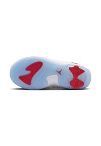Witte sneakerzool met een blauwe doorschijnende buitenzool. Rode accenten nabij de hiel en de tussenzool. Bevat onderscheidende patronen en texturen voor grip.
