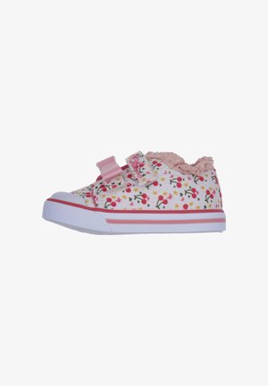 Zapato de tela blanca con estampado floral rosa, dos tiras de velcro rosas y suela de goma texturizada. Los detalles incluyen un forro y ribete rosa.