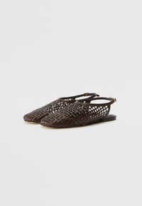 Zapatos slingback de color marrón, tejidos, con un diseño abierto, que presentan una superficie texturizada, punta afilada y una pequeña correa ajustable en el talón.