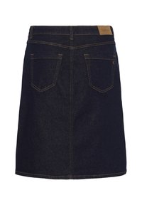 Tamsiai mėlynas džinsinis sijonas su tiesiu kirpimu, turintis dvi kišenes gale, kontrastingus siūlus ir odinę prekės ženklų etiketę juosmens ruože.