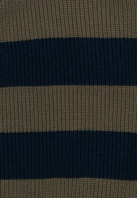 Strickstoff mit wechselnden breiten Streifen in dunklem Marineblau und Olivgrün. Die Oberfläche ist gerippt und dicht gewebt.