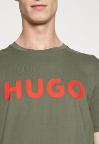 HUGO DULIVIO - T-shirt estampada - olive