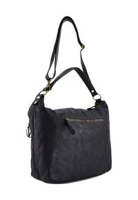 Sort tekstureret lædertaske med en lynlås-lomme foran, lang justerbar rem og messingbeslag.