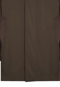Indumento esterno marrone con una texture liscia, dotato di due tasche laterali e un design a taglio dritto. Il tessuto sembra leggero e versatile.