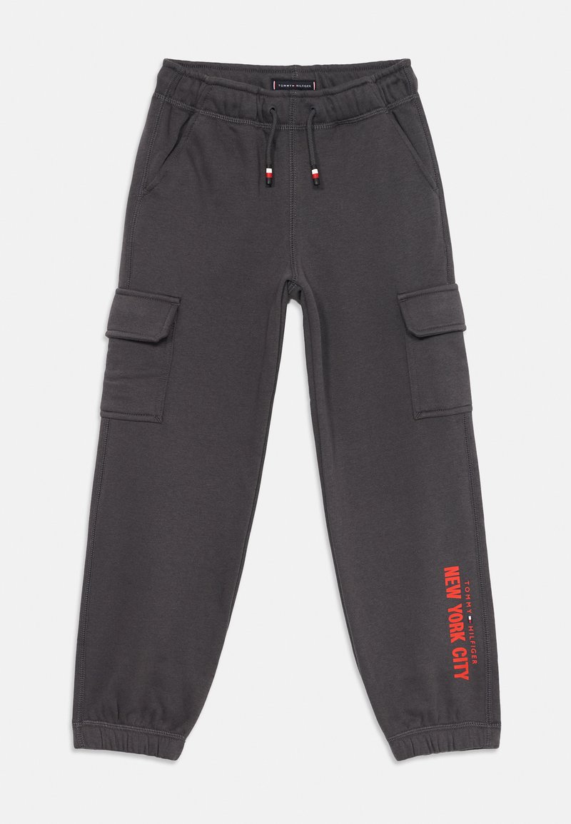 Mörkgrå cargobyxor i sweatpants-stil med elastisk midja och muddar, sidofickor, dragsnören med röd-vit-svarta ändar och röd text "New York City" längs benet.