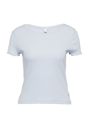 Jasnoniebieska koszulka z krótkim rękawem o prążkowanej strukturze i falbaniastych brzegach u rękawów oraz u dołu. Posiada okrągły dekolt.