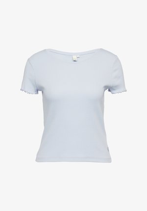 Jasnoniebieska koszulka z krótkim rękawem o prążkowanej strukturze i falbaniastych brzegach u rękawów oraz u dołu. Posiada okrągły dekolt.