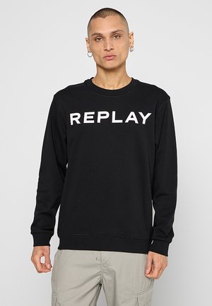 Zwarte sweatshirt van zacht materiaal met in het groot witte "REPLAY"-tekst op de borst, met ribbelhals en lange mouwen.
