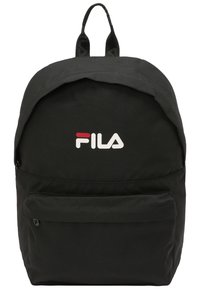 Sac à dos Fila noir en tissu durable, avec un dessus arrondi, une poche zippée à l'avant et un logo rouge et blanc sur le devant.