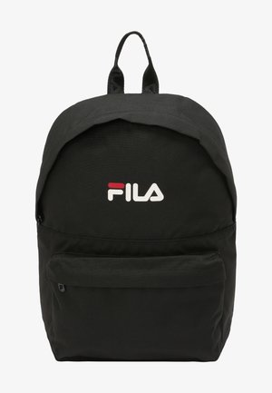 Sac à dos Fila noir en tissu durable, avec un dessus arrondi, une poche zippée à l'avant et un logo rouge et blanc sur le devant.