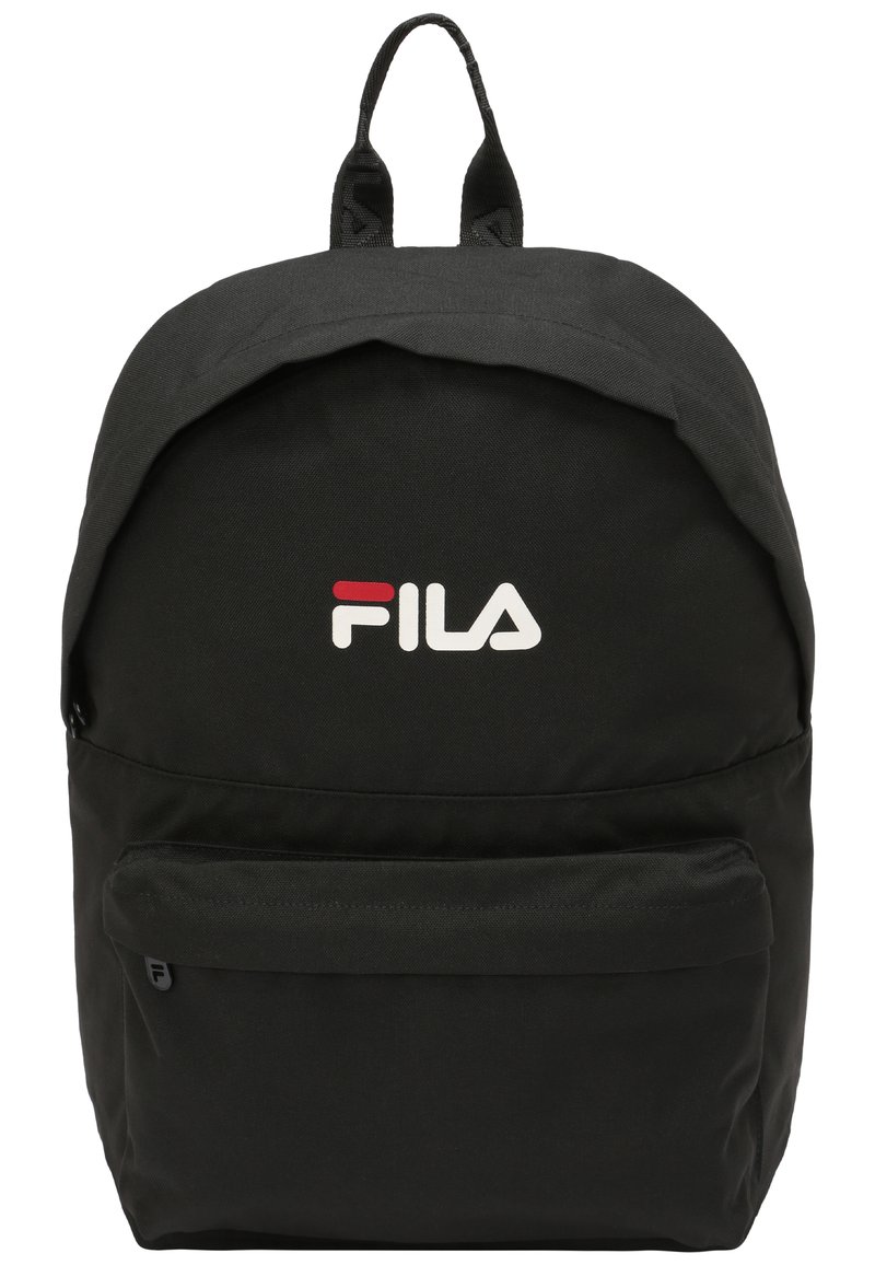 Sac à dos Fila noir en tissu durable, avec un dessus arrondi, une poche zippée à l'avant et un logo rouge et blanc sur le devant.