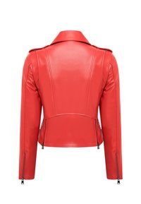 Rode leren motorjack, met een cropped ontwerp, ritssluitingen bij de mouwen en een gladde textuur met schouderaccenten en gedetailleerde stiksels.