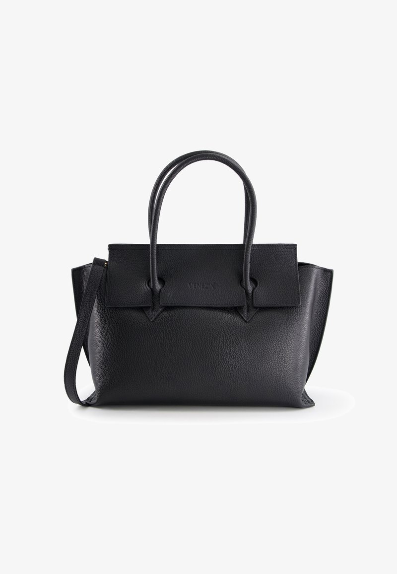 Sac à main en cuir noir avec une finition texturée. Il possède des poignées double, une bandoulière amovible et une fermeture à rabat avec un détail de logo.